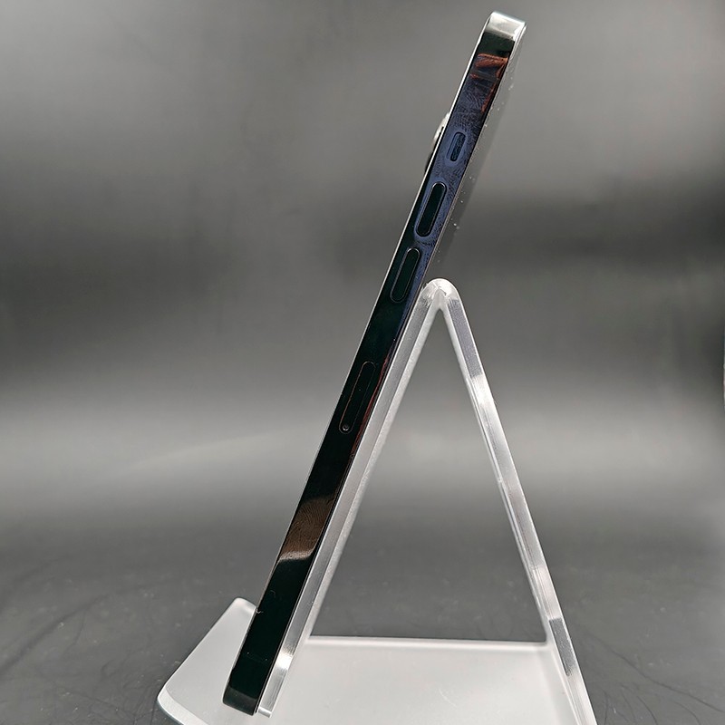 iPhone 14 Pro Max Negro Espacial renovado, 128GB; borde lateral brillante, marco de acero, botones intactos y cámara trasera sobresaliente; acabado premium.