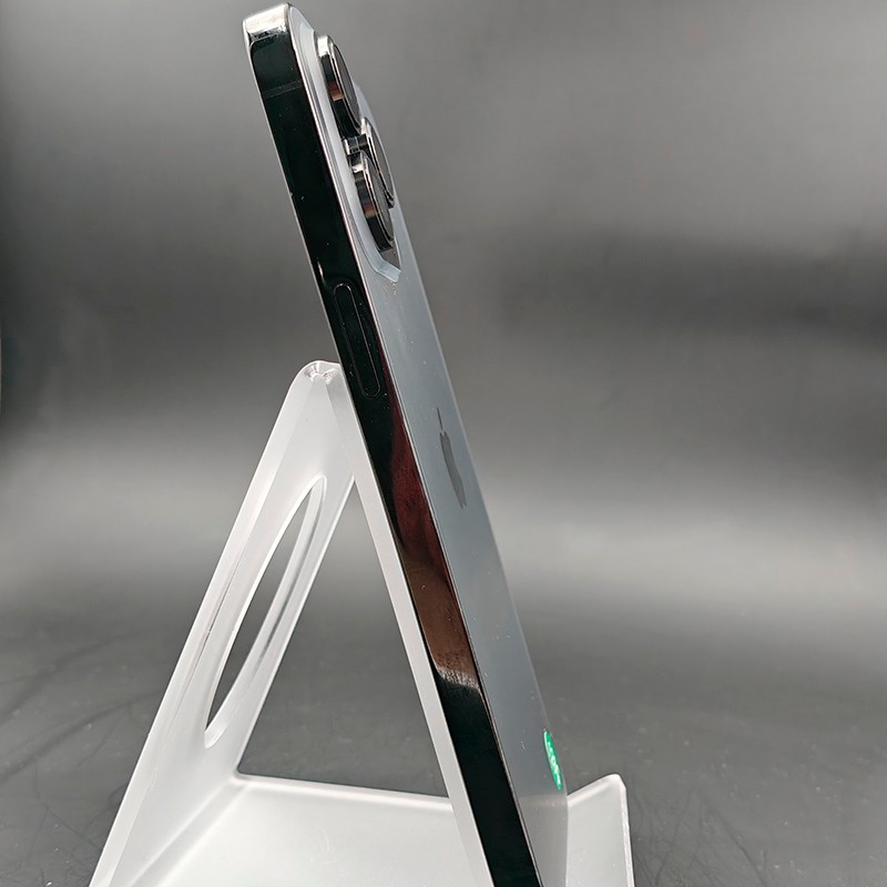 iPhone 14 Pro Max Negro Espacial renovado, estado premium; marco de acero pulido, bordes planos, módulo de triple cámara sobresaliente, 128GB.