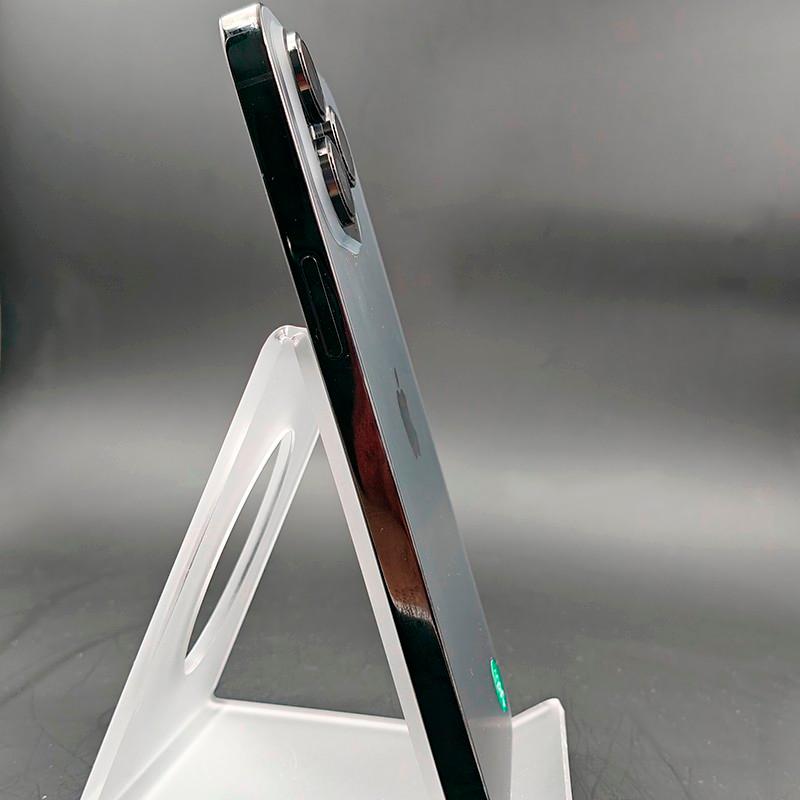 Lateral do iPhone 14 Pro Max preto sideral, brilho espelhado, bordas retas em aço inox, módulo de câmeras saliente; estado excelente, 128GB.