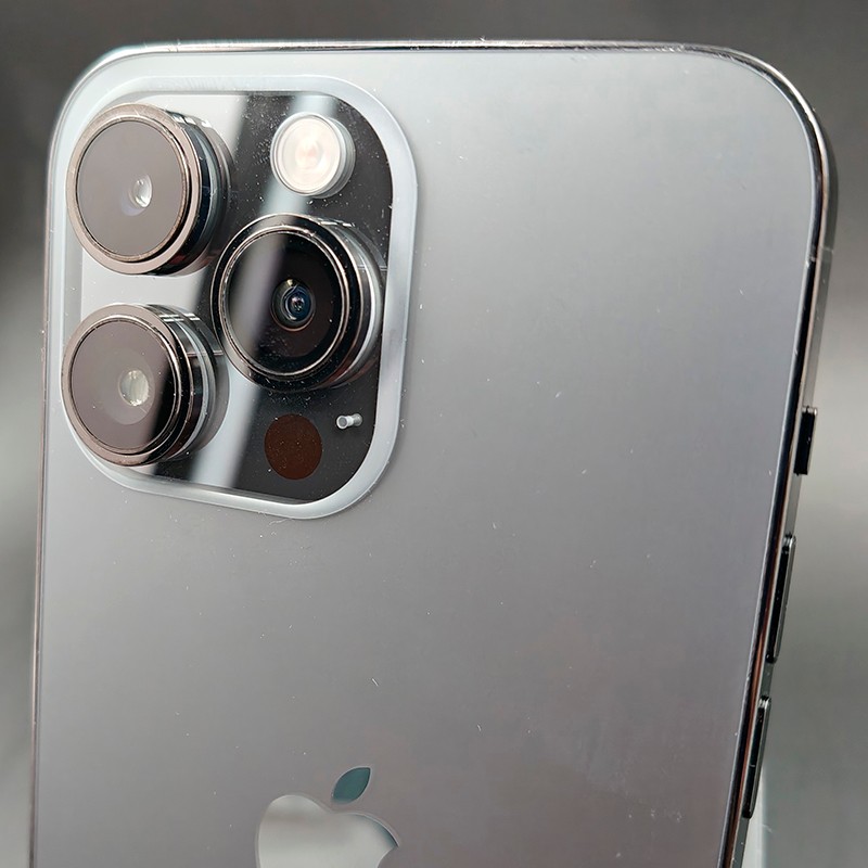 Módulo de cámara trasera del iPhone 14 Pro Max Negro Espacial, triple lente grande con flash y sensor LiDAR, acabado premium reflejante. Renovado 128GB.