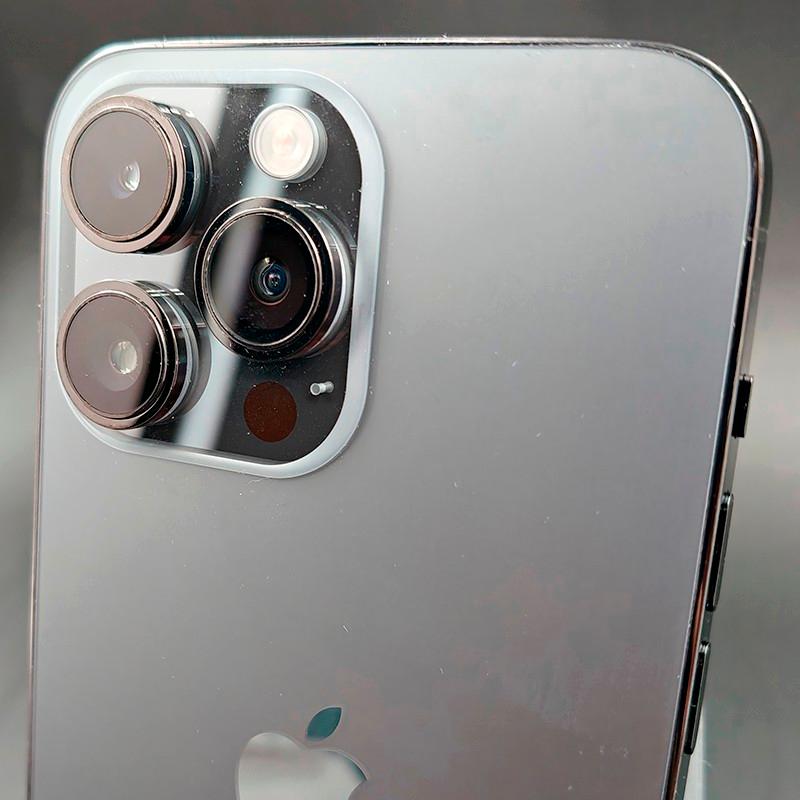 Módulo de câmera do iPhone 14 Pro Max Preto Sideral: três lentes grandes e flash em arranjo triangular, acabamento metálico premium, condição excelente.