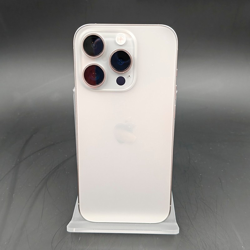 Dos titane naturel, module triple caméra pro avec capteurs XXL, finition mate élégante sur support, logo Apple centré. Modèle 5G 256Go reconditionné.