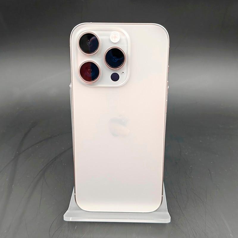 Dos titane naturel, module triple caméra pro avec capteurs XXL, finition mate élégante sur support, logo Apple centré. Modèle 5G 256Go reconditionné.