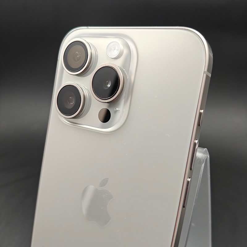Module photo iPhone 15 Pro titane naturel Renewed: triple capteur pro avec anneaux métalliques, flash LED, dos mat, bords plats, état premium 256 Go 5G.