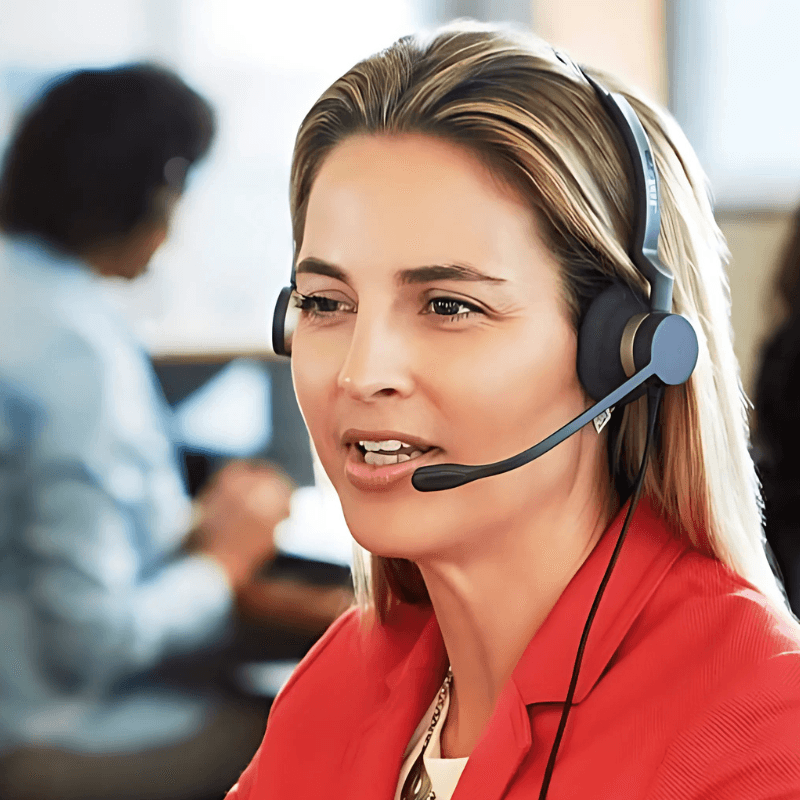 Chica atendiendo llamadas con los Auriculares Jabra Biz 2300 QD Duo Negro