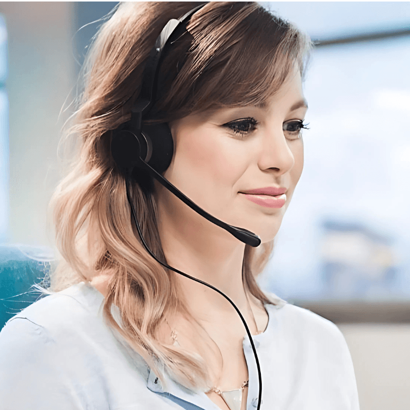 Fille répondant à des appels avec les Casques de Tête Jabra Biz 2300 QD Mono Noir