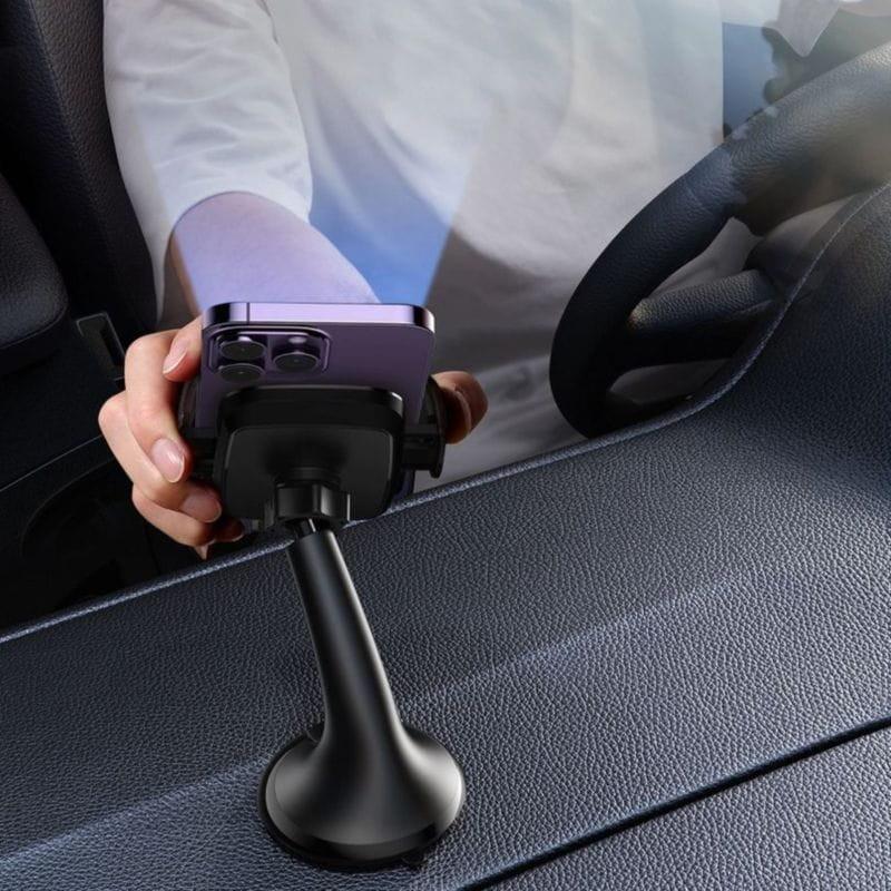 Chico moviendo el Soporte para Salpicadero y Cristal JR-ZS259