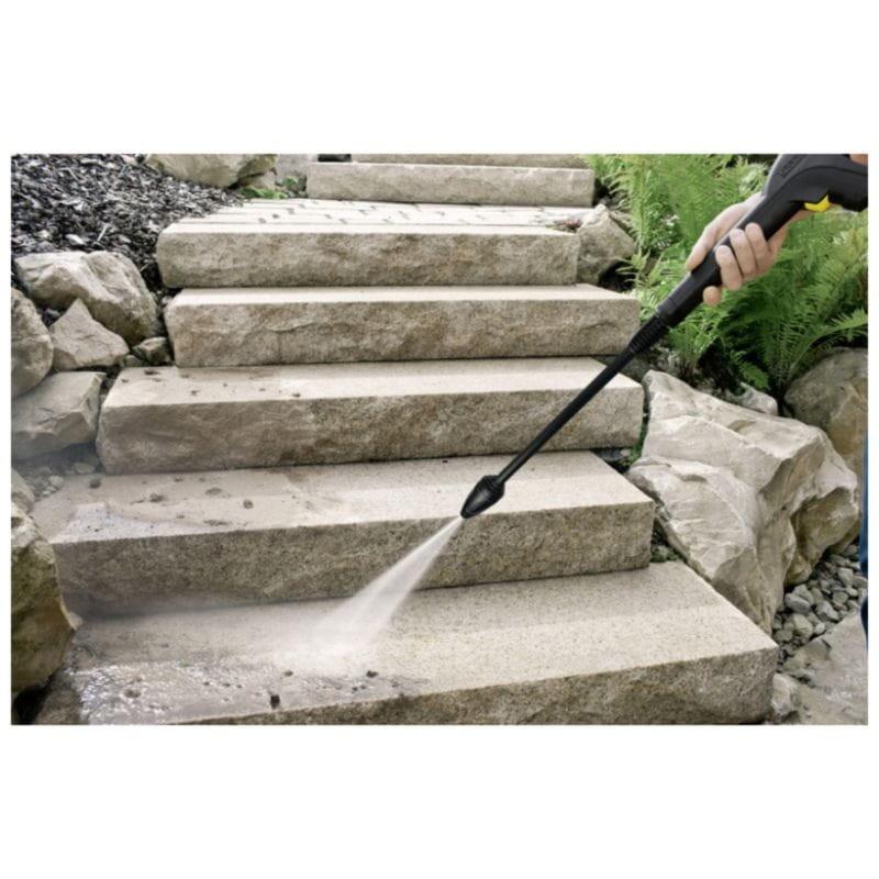 Detalle de limpieza de escalera de piedra con la Hidrolimpiadora Kärcher K3 Negro/Amarillo