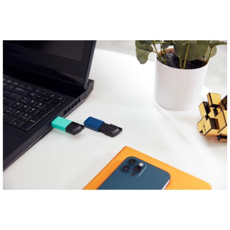 Kingston DataTraveler Exodia 64GB USB A Negro/Azul junto al ordenador