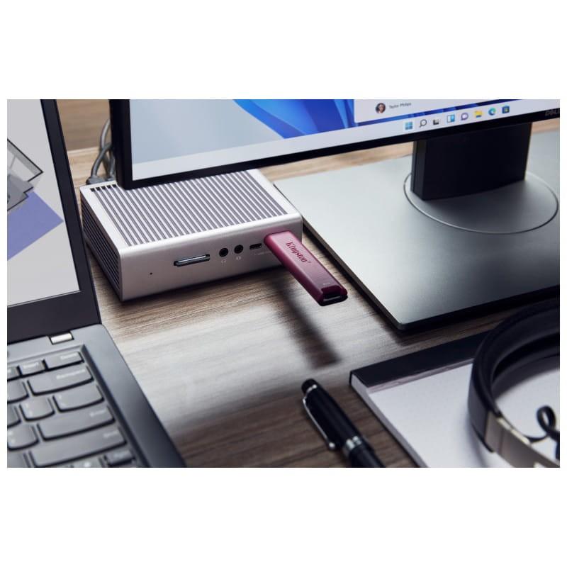 Kingston Technology DataTraveler Max 1TB Red - Une clé USB dans un ordinateur portable