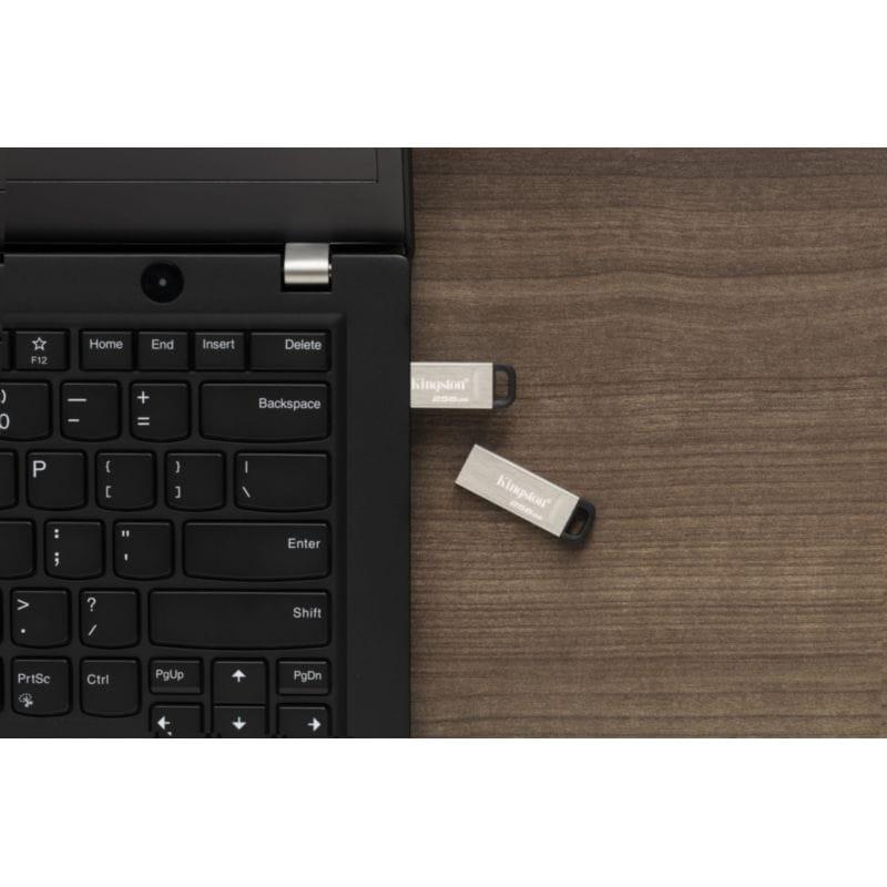Kingston DataTraveler Kyson 256 GB USB 3.2 Gen 1 Plata conectado al ordenador