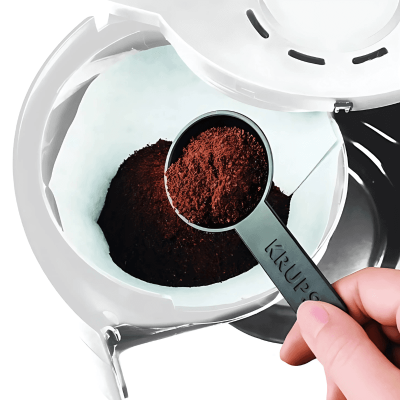 Detalhe do enchimento do filtro da Máquina de café de filtro Krups F30901