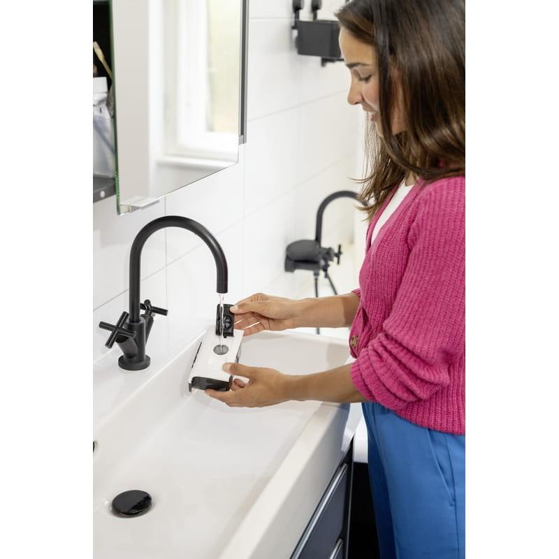 Karcher SC 1 UPRIGHT Blanco - Fregona de vapor imagen real llenando el depósito