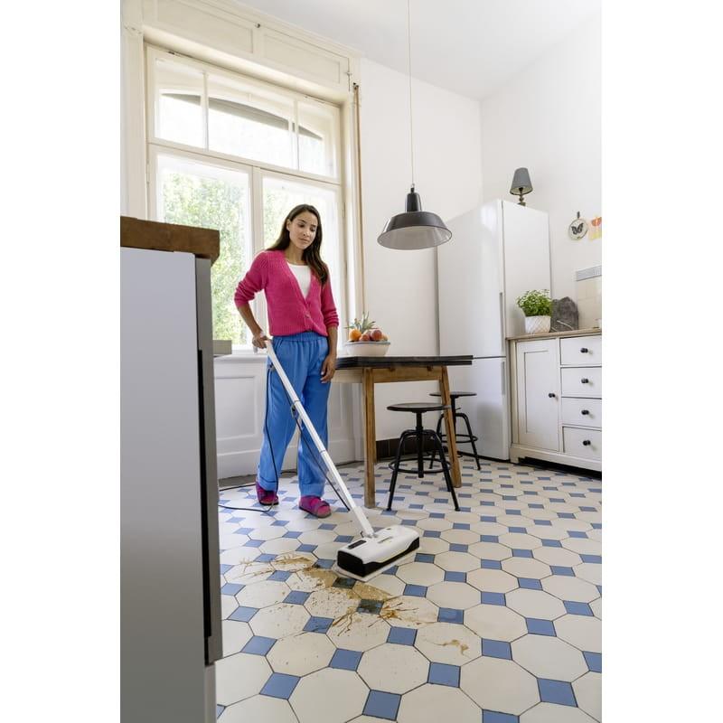 Karcher SC 1 UPRIGHT Blanco - Fregona de vapor imagen real fregando suelo de la cocina