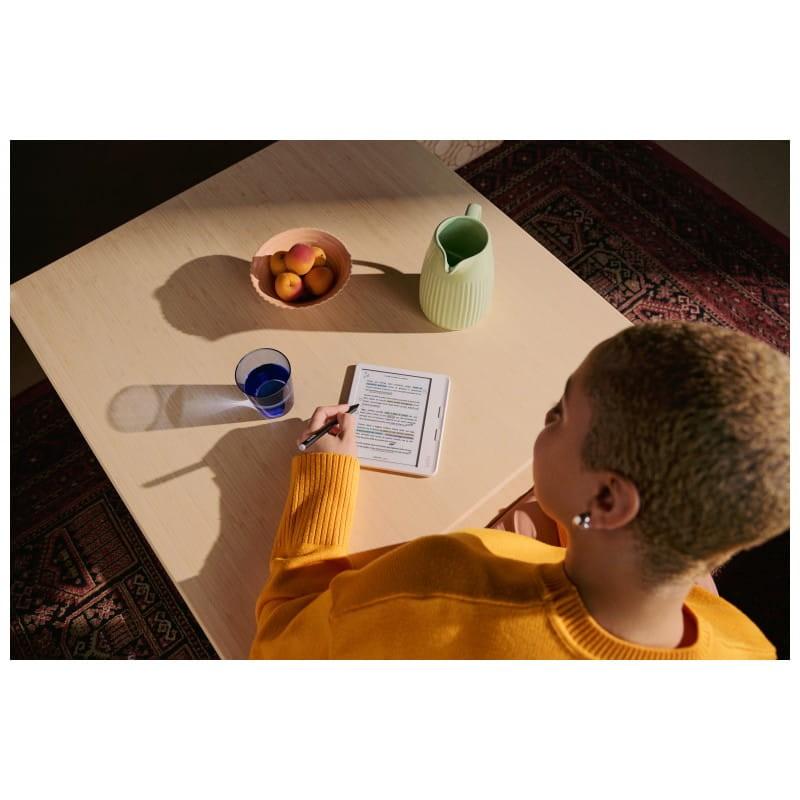  Kobo Libra Colour 32 GB Wifi Blanco - Lector de libros electrónicos imagen en una cocina con una persona