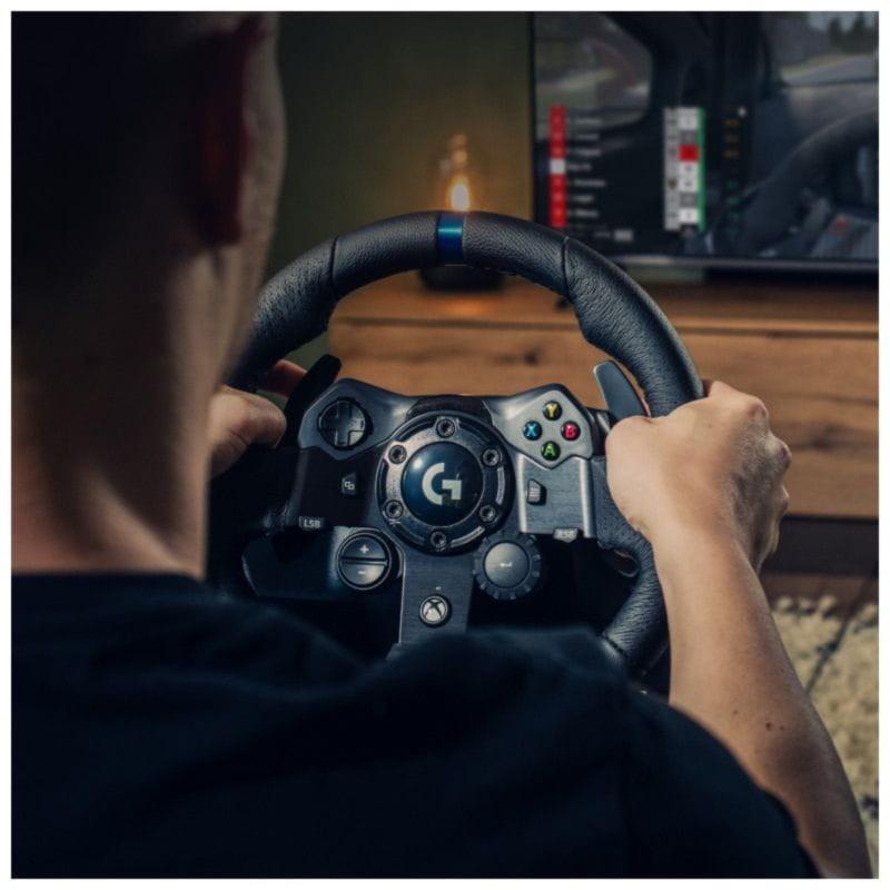 Chico jugando con el volante de simulación Logitech G G923 Volante + Pedales Negro