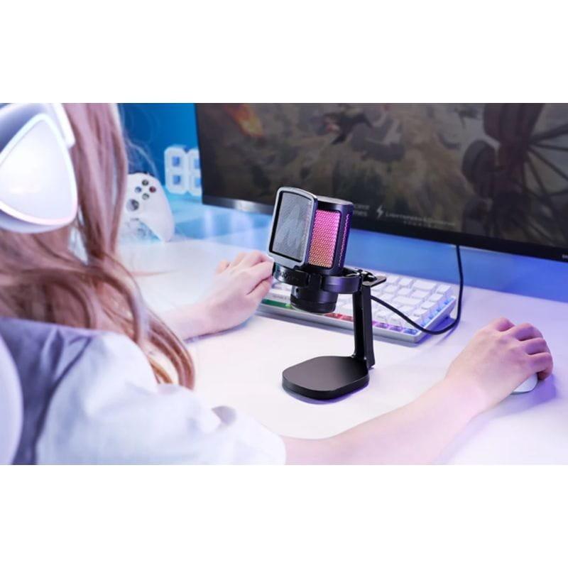 Chica usando el Microfono Gaming Maono DGM20