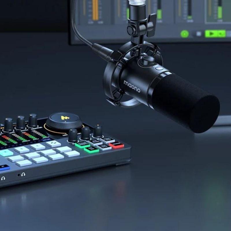 Maono PD200x RGB Negro - Micrófono USB para Grabación y Transmisión en PC image con teclado