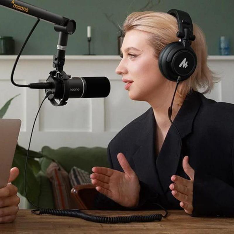 Maono PD200x RGB Negro - Micrófono USB para Grabación y Transmisión en PC imagen con una chica