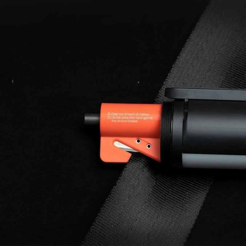 Xiaomi Mi Multi Function Flashlight  Negro - Linterna imagen cortando un cinturón de seguridad