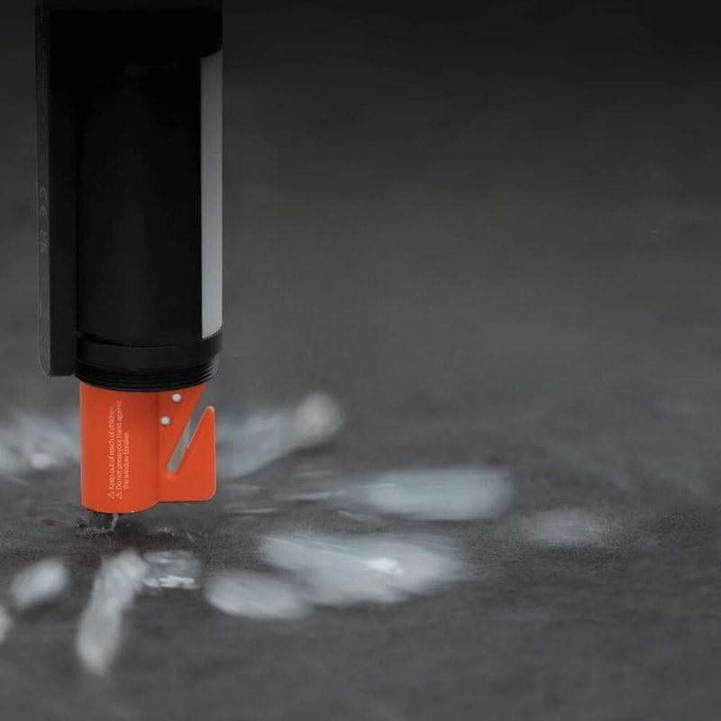 Xiaomi Mi Multi Function Flashlight  Negro - Linterna imagen rompiendo un cristal