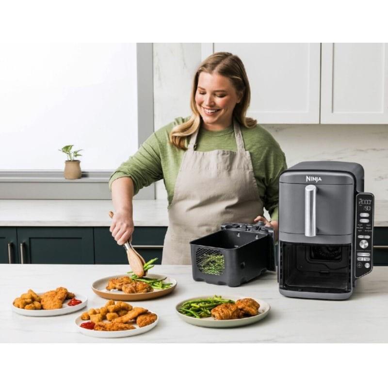 Chica cocinando con la Freidora de aire Doble Vertical Ninja SL400EU