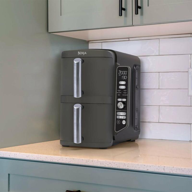 Freidora de aire Doble Vertical Ninja SL400EU sobre la encimera de la cocina