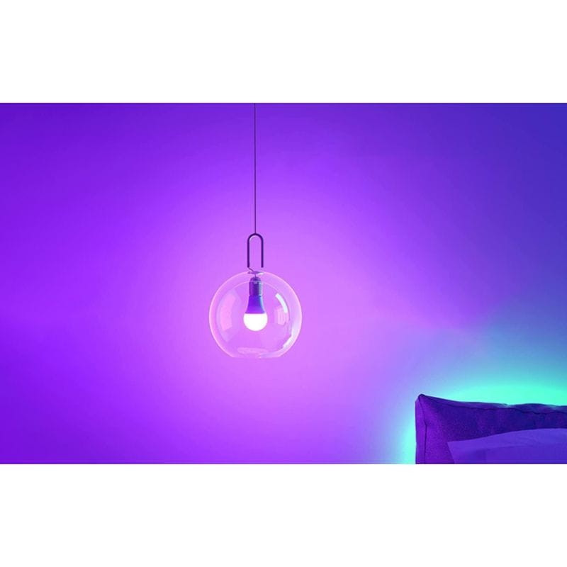 Detalle de la Bombilla LED Inteligente NiteBird WB4 RGB E27 Tuya sobre una lámpara