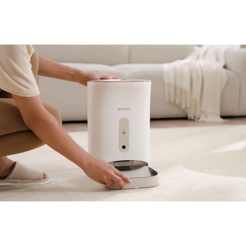 Fille tenant le PetWant F11-C - Distributeur automatique de nourriture