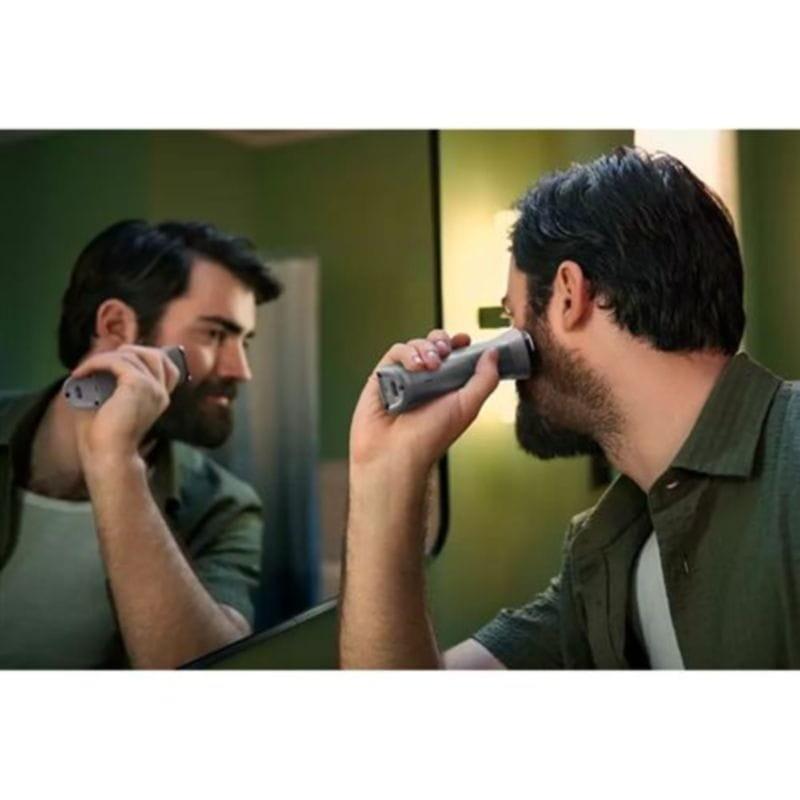 Homme taillant sa barbe devant le miroir avec la tondeuse Philips All-in-One MG5940/15 Série 5000 Acier inoxydable