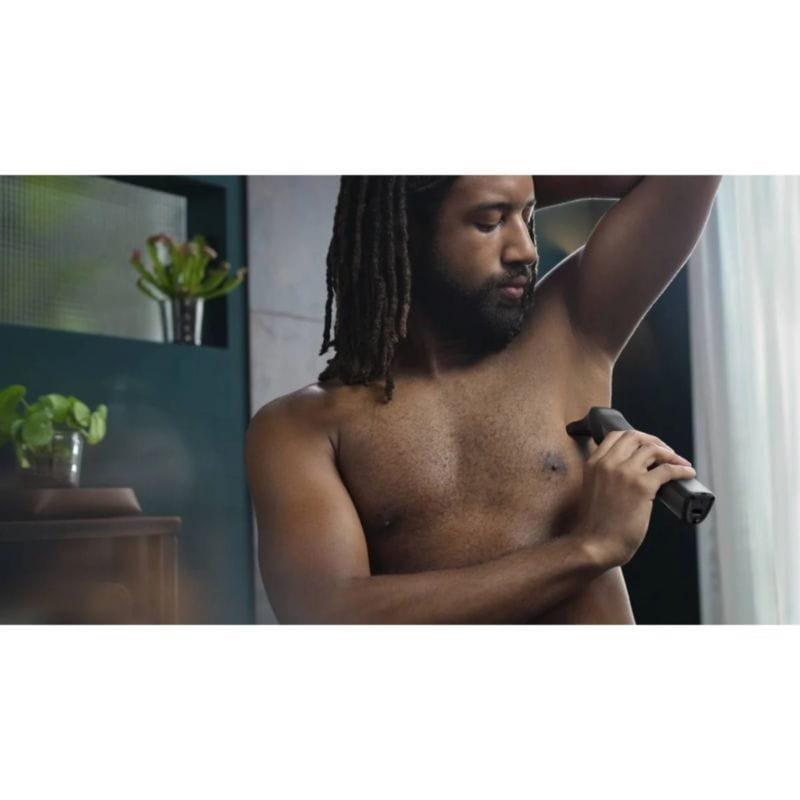 Homem cortando seus pelos com o Philips All-in-One Trimmer Series 7000 MG7940/15 Cinza