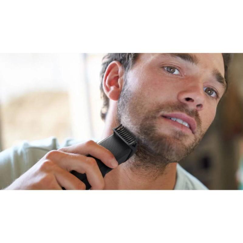 Homem cortando a barba com a Máquina de Cortar Cabelo Philips Beardtrimmer Series 3000 BT3234/15 Preto