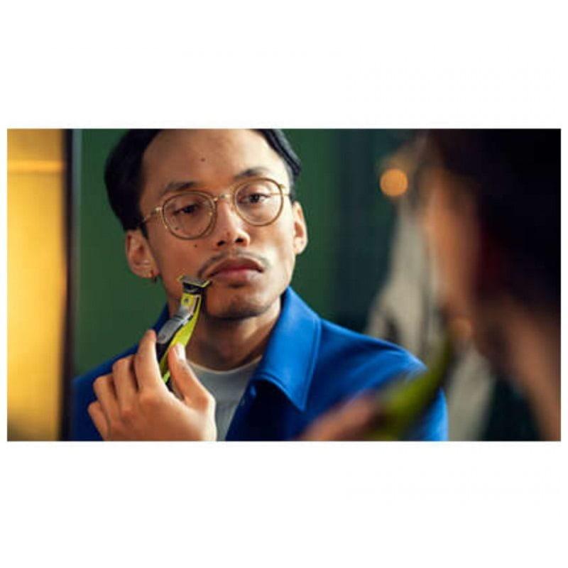 Homme face au miroir avec la lame Philips QP410/50