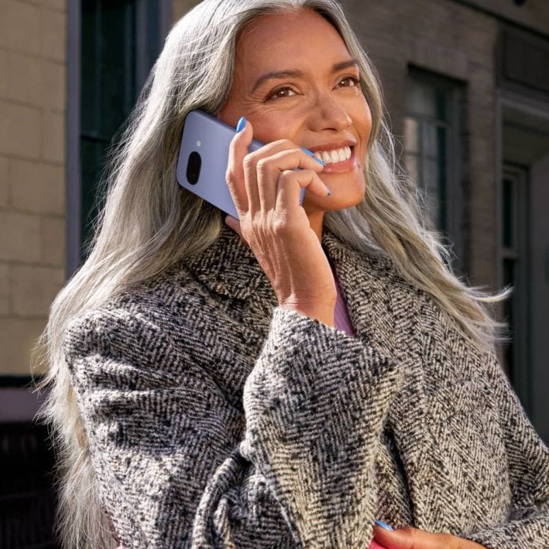 Google Pixel 9a 5G 8GB/256GB Lila con una persona