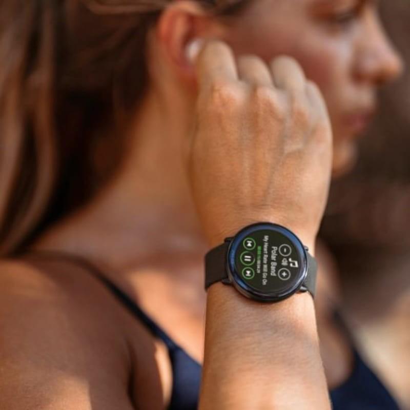 Polar Ignite 3 Preto – Relógio Inteligente Foto real colocada no braço