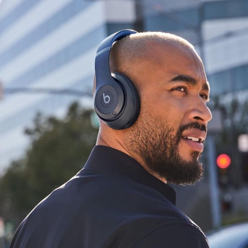 Beats Studio Pro ANC Azul Marino - Auriculares Bluetooth imagen de una persona usándolos
