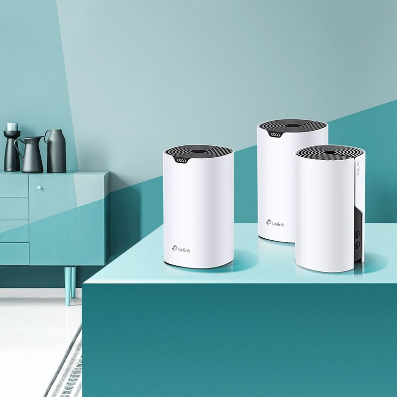 Tres nodos cilíndricos blancos TP-Link Deco S4 con rejilla superior negra y puertos laterales, diseño minimalista para red mesh Wi‑Fi Dual AC1200