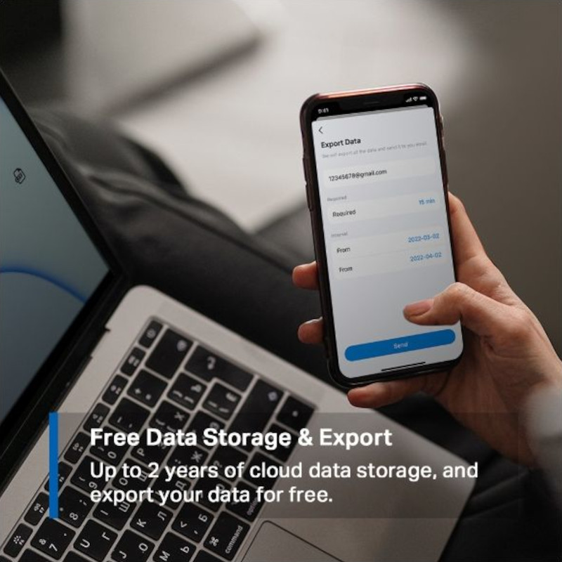 Smartphone mostrando app Tapo con pantalla Export Data; mano sosteniéndolo junto a laptop. Interfaz clara, opción de almacenamiento y exportación de datos