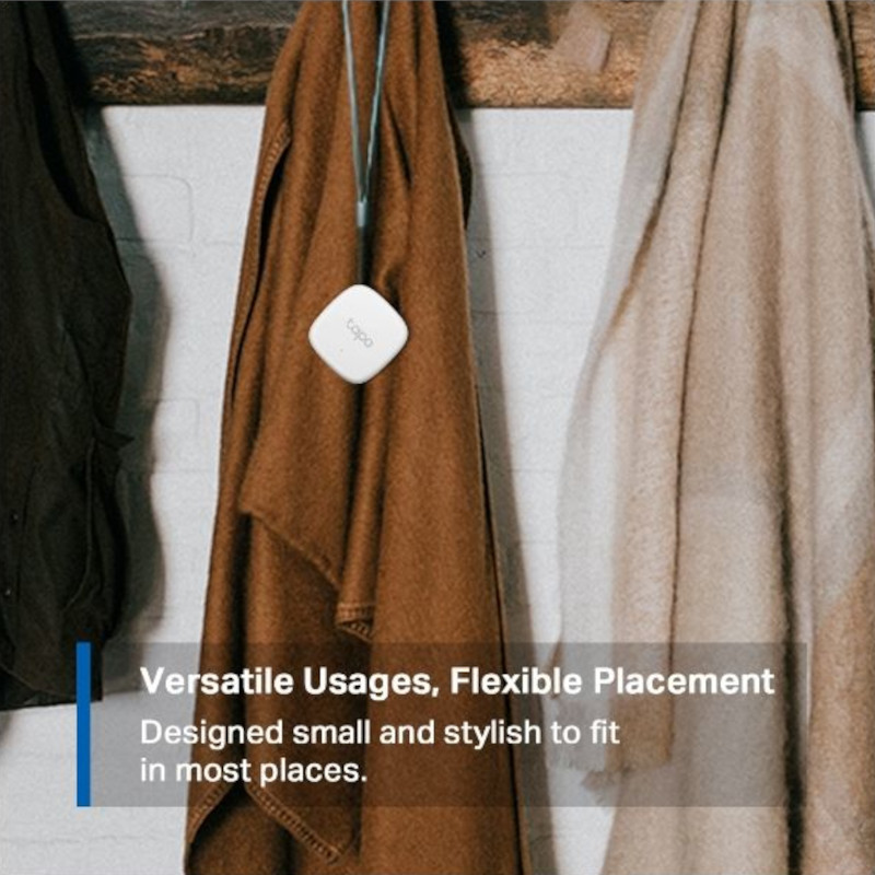 Sensor TP-Link Tapo T310 compacto y blanco colgado con cordón en una percha. Diseño minimalista y portátil para colocación flexible en interiores.
