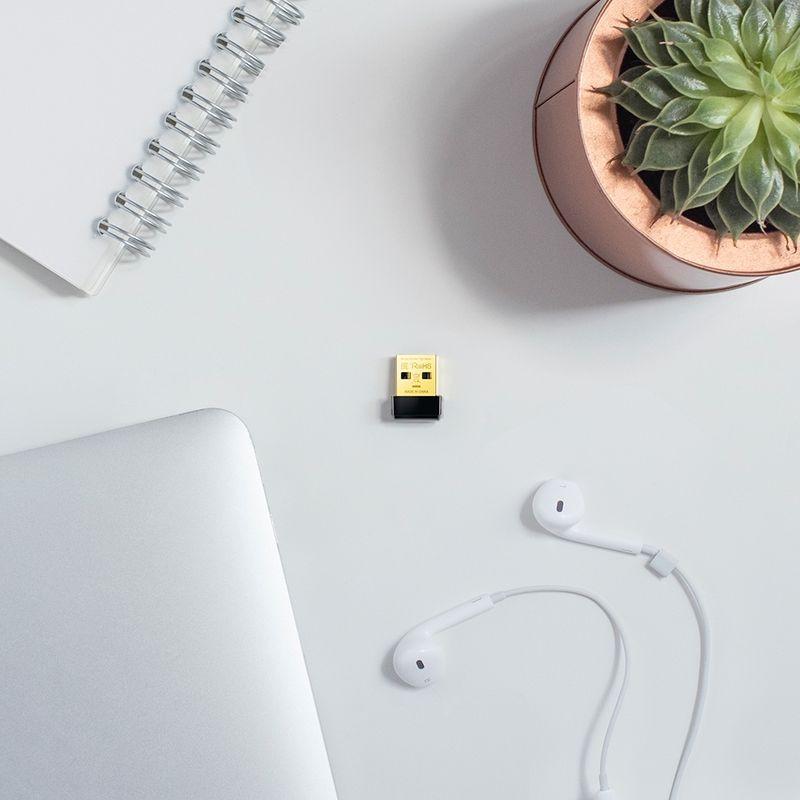 TP-Link Archer T600U USB - Adaptador WiFi compacto con conector USB dorado y base negra, diseño minimalista ideal para portátiles y escritorios