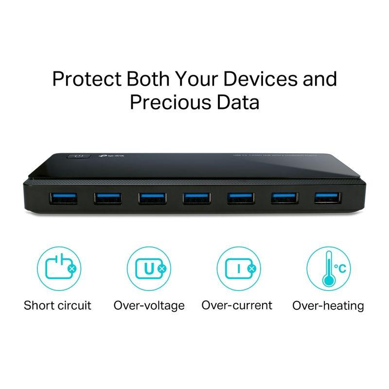 TP-Link UH720 USB 3.2 Gen 1 hub negro con 7 puertos USB azules frontales; indicadores y textos de protección contra cortocircuito, sobretensión,