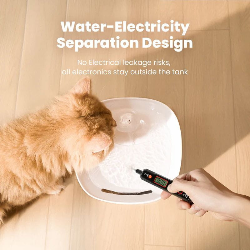 Bebedero automático blanco con diseño de separación agua-electricidad, cuenco amplio y bajo ruido; gato bebiendo y probador mostrando seguridad eléctrica