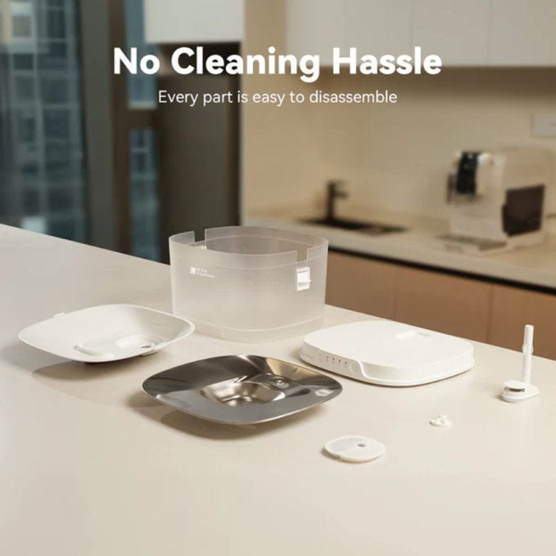 Elfin Pet Fountain D1 Pro desmontado: depósito translúcido, tapa blanca, bandeja de acero, base electrónica con indicadores y piezas internas fáciles de