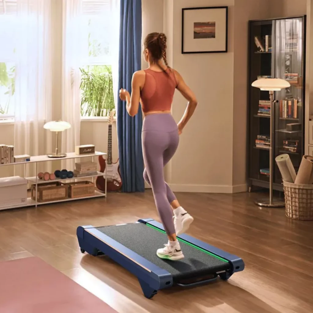 UREVO CyberPad Azul, cinta de correr compacta y plegable con diseño azul, banda antideslizante negra y detalle luminoso verde para uso doméstico