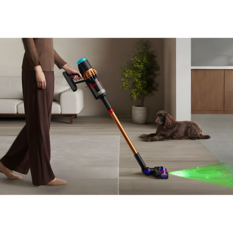Dyson V16 Piston Animal sin cable con tubo dorado, cabezal motorizado y luz verde que revela polvo en el suelo; diseño ergonómico y contenedor transparente.