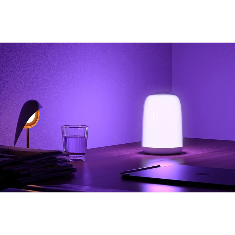Lámpara inteligente Meross MSL430J: cuerpo blanco mate con base gris, luz RGB regulable y fría 6500K, iluminación ambiente violeta en escritorio moderno.