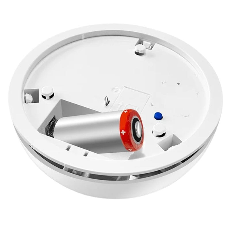 Heiman HM2SA-1W base de sensor de humo blanco, diseño circular con ranuras laterales, compartimento abierto y batería cilíndrica visible con polo rojo