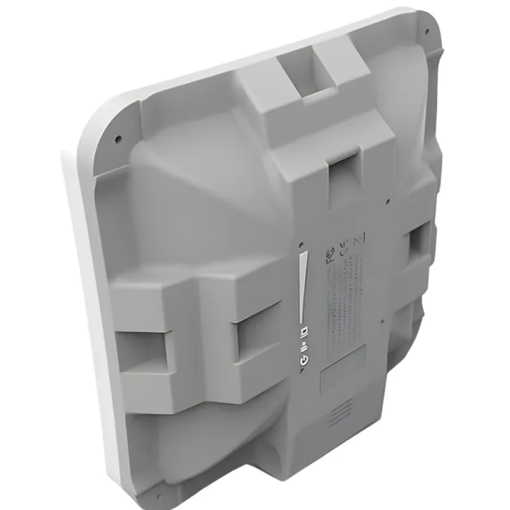 Mikrotik SXTsq Lite5 CPE exterior compacto, carcasa cuadrada gris con montaje trasero integrado, indicador LED y puerto Ethernet protegido