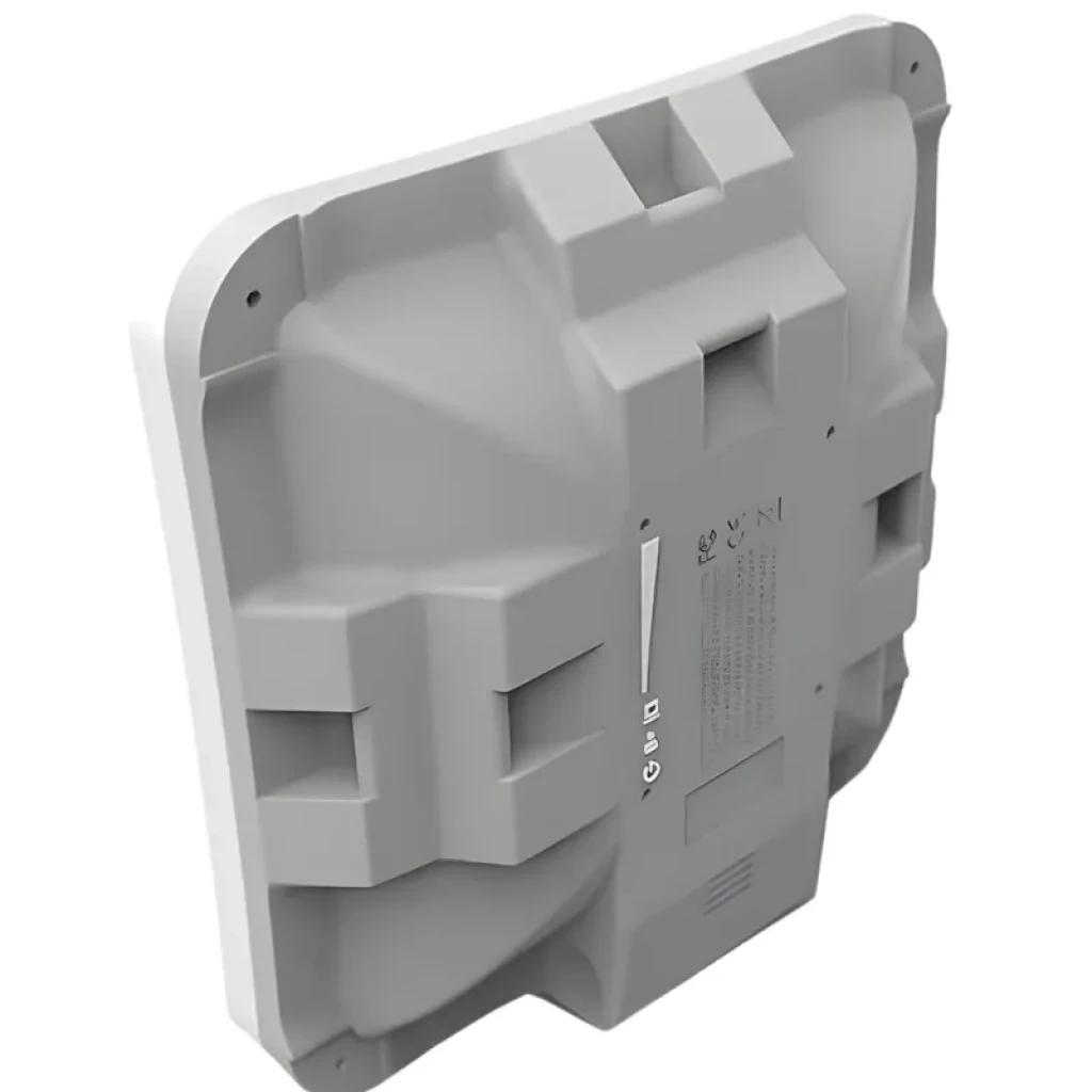 Mikrotik SXTsq Lite5 CPE exterior compacto, carcasa cuadrada gris con montaje trasero integrado, indicador LED y puerto Ethernet protegido