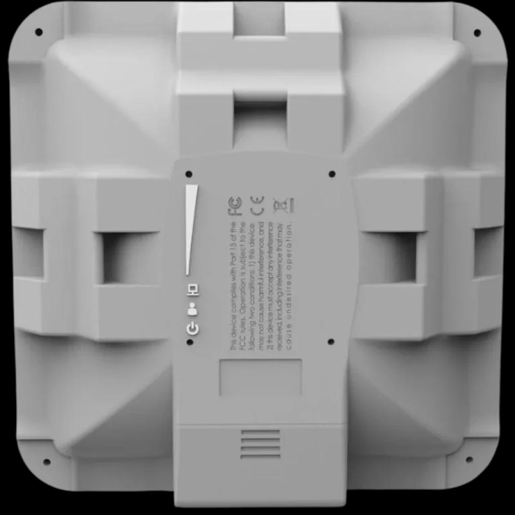 Parte trasera de CPE exterior compacto gris con carcasa cuadrada, aletas de ventilación, soportes de montaje integrados y puertos protegidos para conexión y